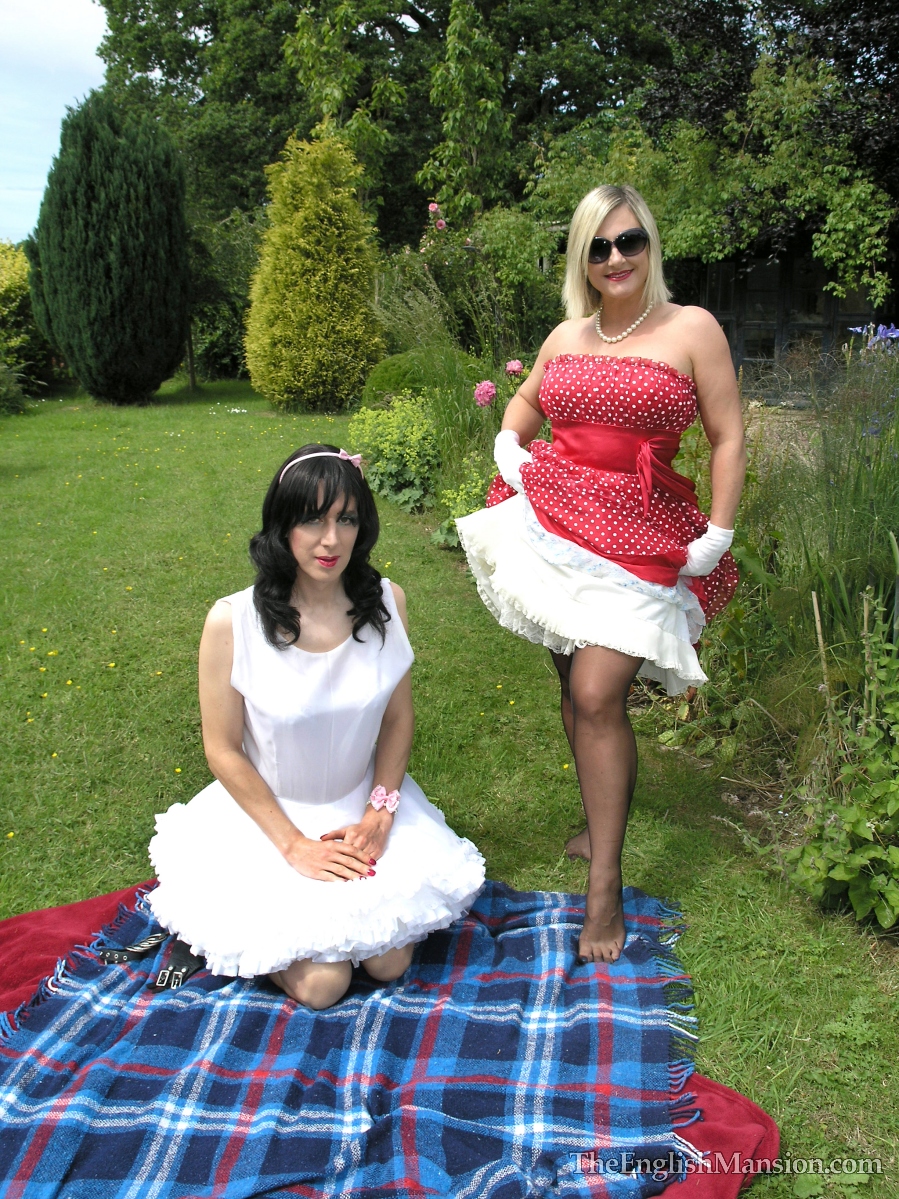 The English Mansion S Free Preview Gallery Mistress Takes Her Frilly Maid For A Picnic And A Wank
